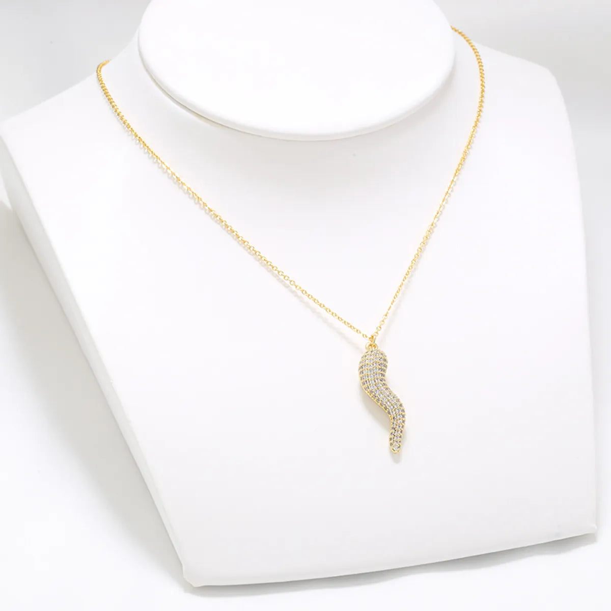 Women’s luxury diamond necklace-Casual Elegant Simple Style Chili Copper 18k Gold Plated Zircon Pendant Necklace In Bulk