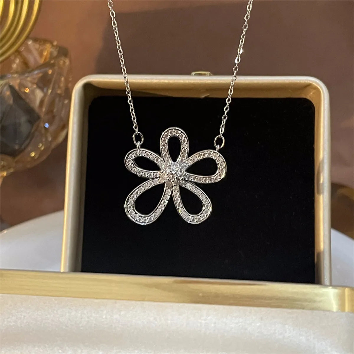 Women’s exclusive pendant necklace-Vintage Style Flower Copper Plating Inlay Zircon Pendant Necklace